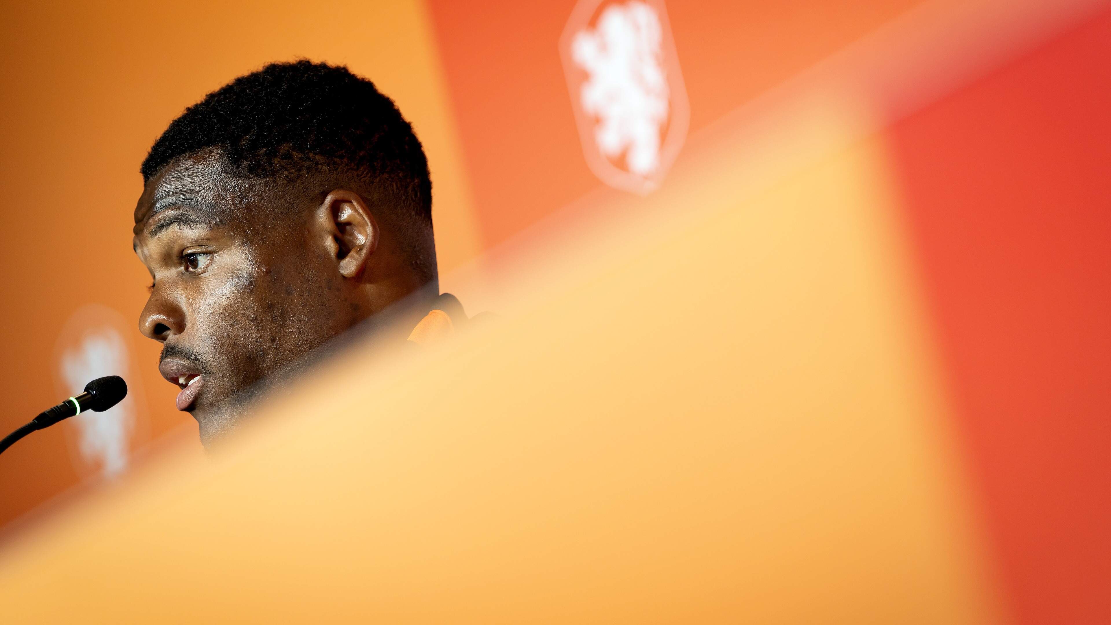 Denzel Dumfries deelt ergernis Frenkie de Jong niet: ’Ik heb persoonlijk niet zoveel irritaties’